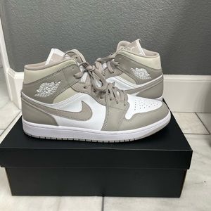 Jordan 1 Mid College Grey